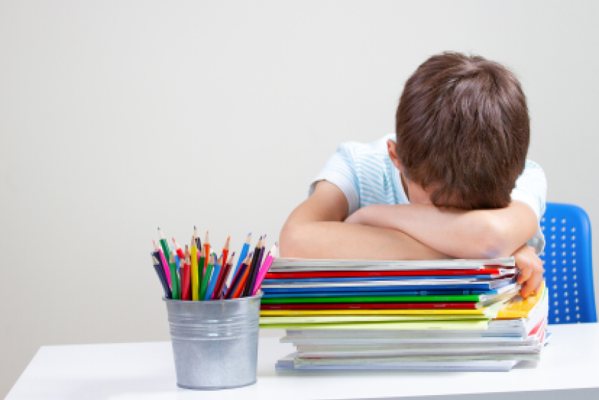 enfant-triste-sur-pile-cahier Lettres de l'alphabet éparpillées