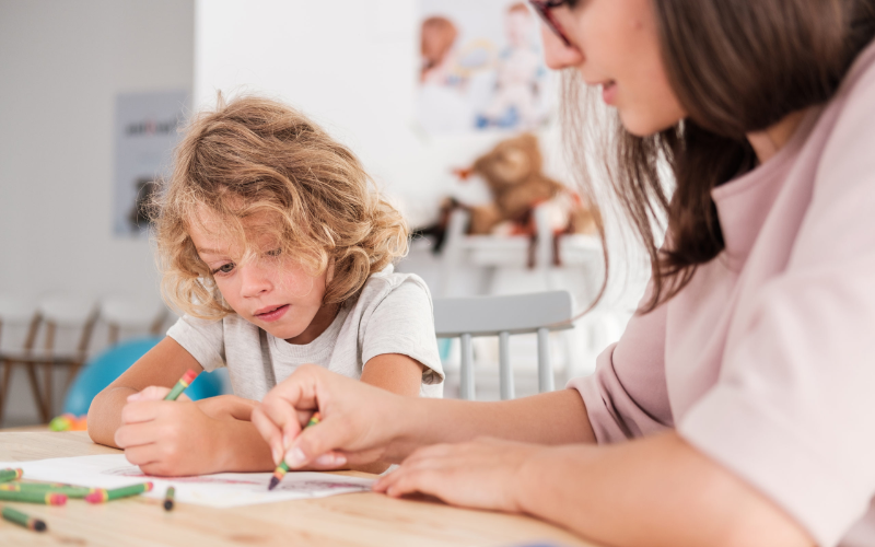 Visuel Blog Mère aidant son enfant Dys à faire ses devoirs