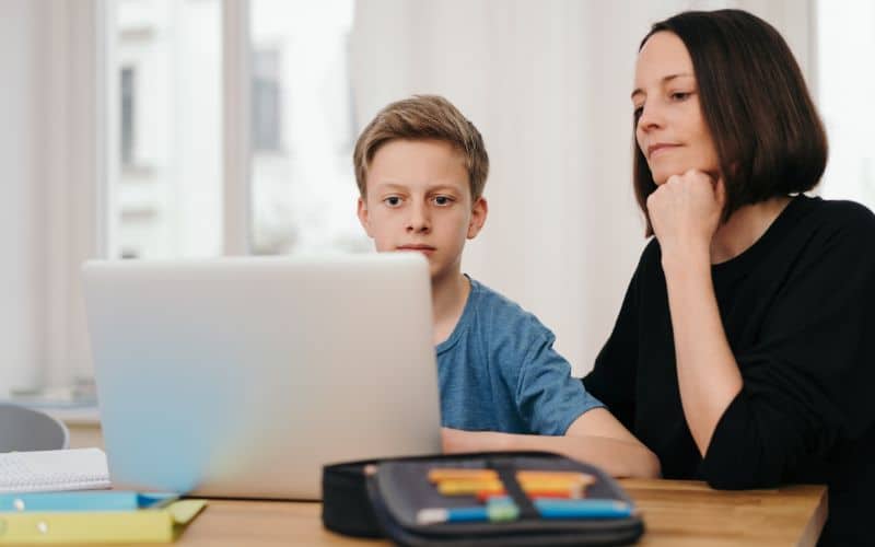 mère aidant son enfant dans ses devoirs