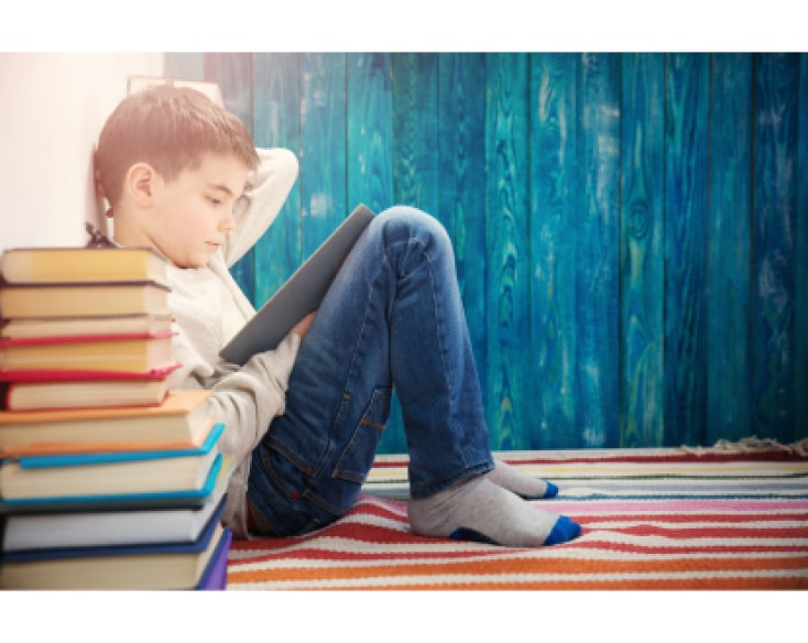 image enfant assis lecture